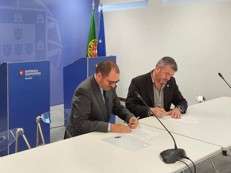 Ministro da Educação, João Costa, assina acordo com sindicatos, Lisboa.