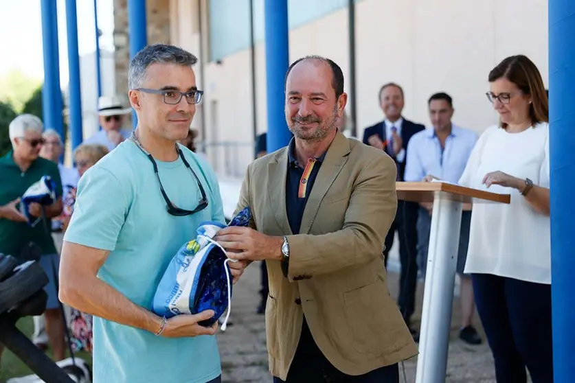 El director de Turismo de Galicia participó esta mañana en el izado de la Bandeira Q de Calidade Turística e Azul del Club Náutico de Portosín.