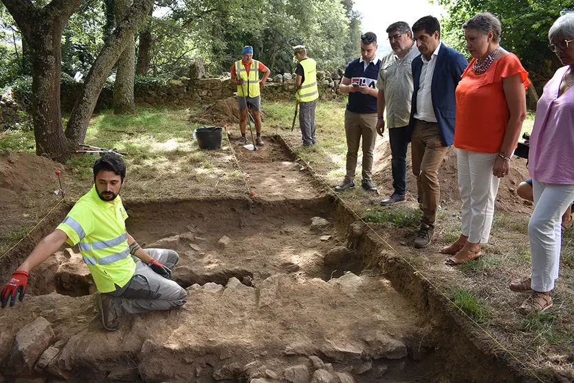 El delegado territorial de la Xunta visit&oacute; esta ma&ntilde;ana los sondeos que se est&aacute;n desarrollando en el cenobio, financiados por la Conseller&iacute;a de Cultura, Educaci&oacute;n, FP y Universidades.