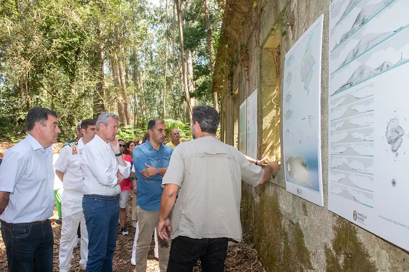 El titular del ejecutivo gallego, acompañado del conselleiro de Cultura, Educación, Formación Profesional e Universidades, Román Rodríguez, se acercó hoy hasta este enclave de la ría de Pontevedra, perteneciente al ayuntamiento de Poio.