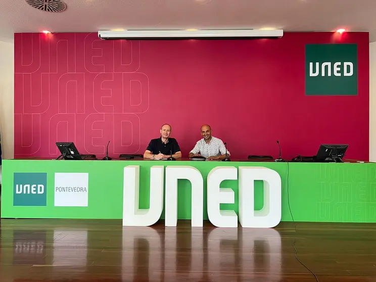 El alcalde, Alejandro Lorenzo, con la autoridad académica.