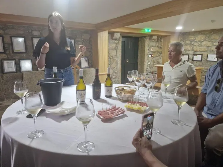 O grupo foi recebido pela enóloga da empresa, a jovem Rita Araújo.