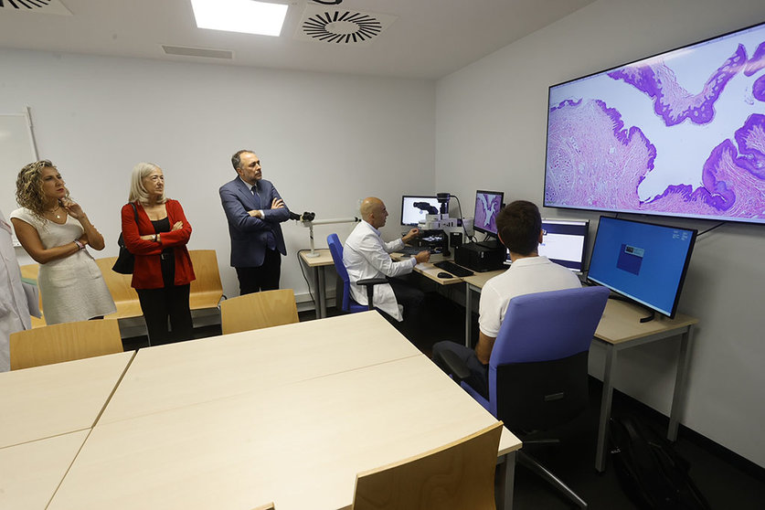 O Consello da Xunta autorizou novas adquisicións tecnolóxicas por 5,7 millóns de euros para culminar o proceso de transformación dixital dos servizos de Anatomía Patolóxica do Sergas, no que se invisten un total de 10,3 millóns de euros.