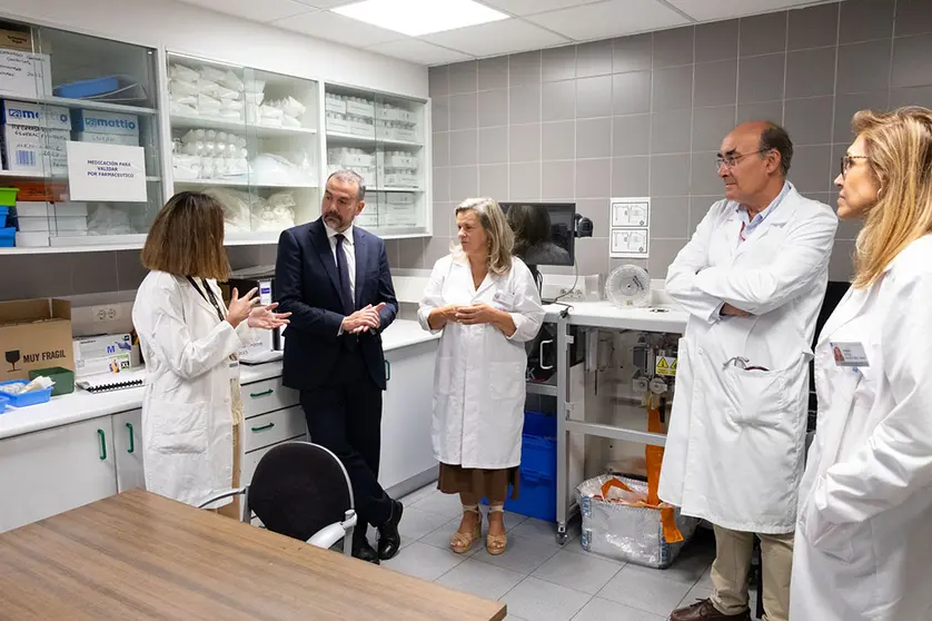 O director xeral de Asistencia Sanitaria do Sergas, Jorge Aboal, visita o servizo de Farmacia do Complexo Hospitalario Universitario de Santiago, acompañado de la gerente del área sanitaria, Eloína Núñez.