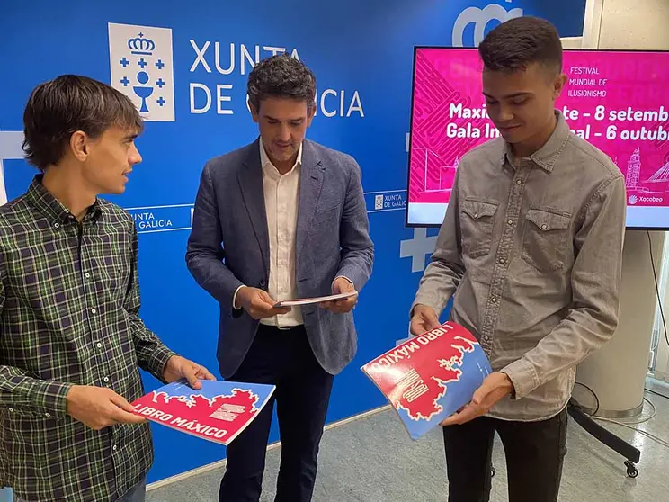 El delegado territorial de la Xunta, Javier Arias, junto a los magos gallegos Dani Por el y Pedro Bugarín.