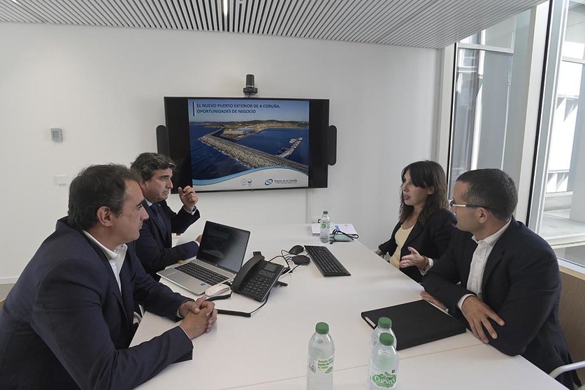 A conselleira de Economía, Industria e Innovación, María Jesús Lorenzana, mantén unha xuntanza coa Autoridade Portuaria da Coruña.