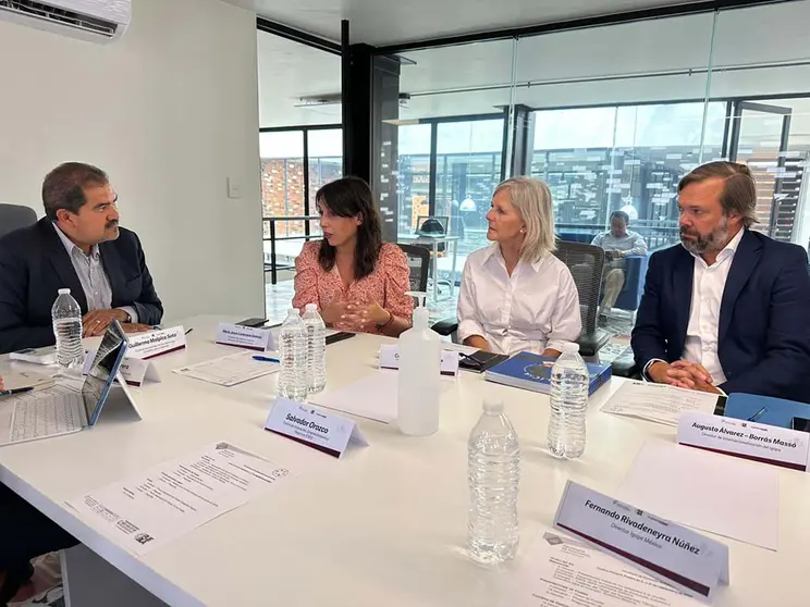 La conselleira de Economía, Industria e Innovación, María Jesús Lorenzana, visitó las instalaciones de la empresa Aludec.