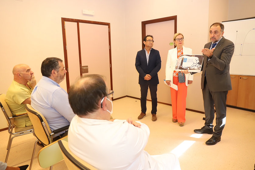 El conselleiro de Sanidad visita el centro de salud de Ordes para presentar el equipo que comenzará a utilizarse de forma piloto en el área sanitario de Santiago de Compostela y Barbanza.