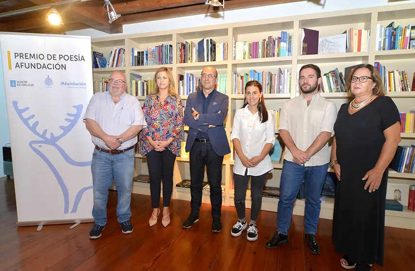 Coa premiada, Anxo Lorenzo Suárez, director xeral de Cultura da Xunta de Galicia, e Pedro Otero, director xerente de Afundación.