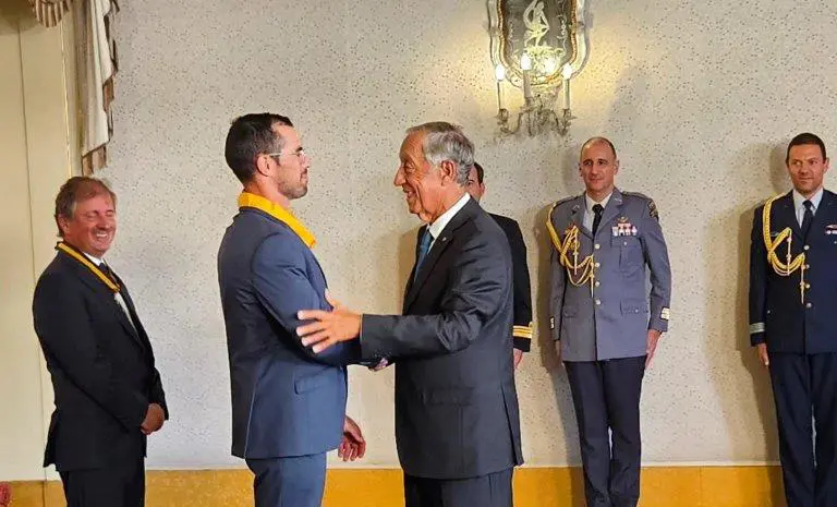 Satsifeitos, condecorados e cumprimentos.