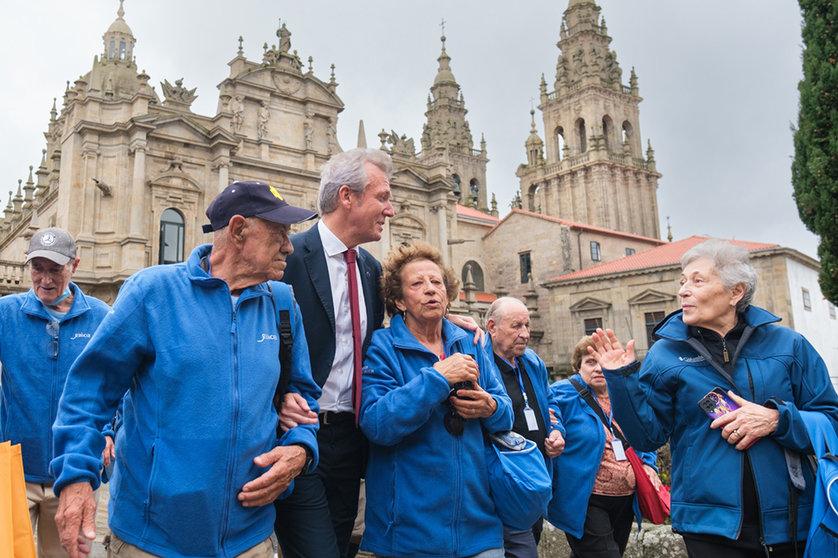 El presidente de la Xunta mantuvo en Santiago un encuentro con participantes en el programa 'Reencuentros con Galicia'.