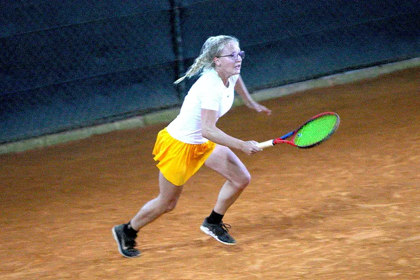 La alicantina Charo Esquiva escala puestos alcanzando también el cuadro de cuartos.