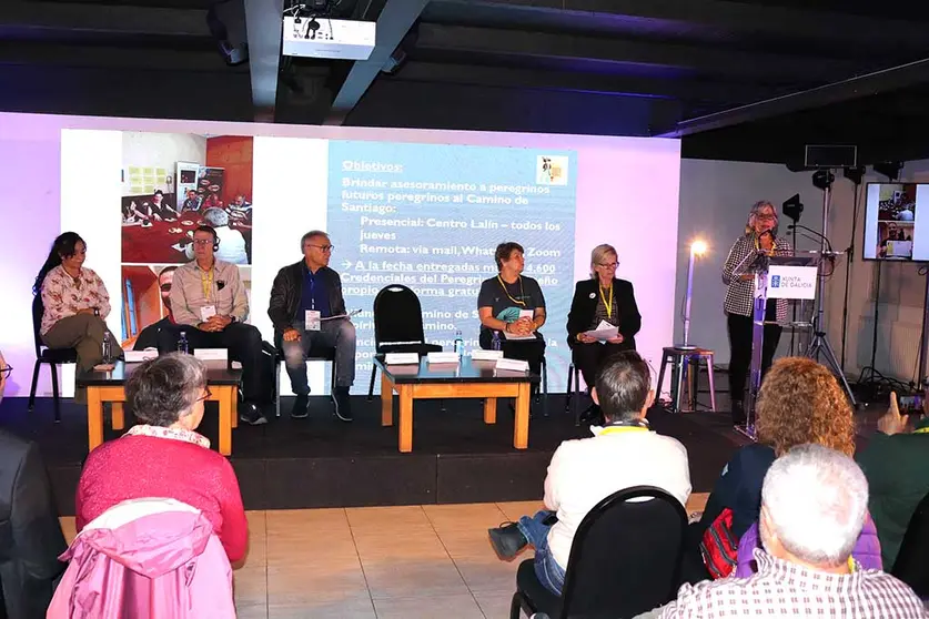 Mesa de debate sobre América.