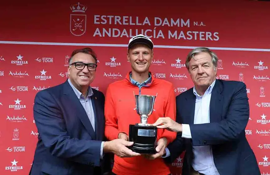 Meronk junto al director general de Estrella Damm Jorge Villavechia, y al consejero Arturo Bernal