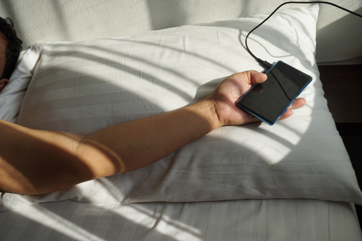 Dejar el móvil cargando durante la noche, a pesar de la conveniencia, se revela como una práctica que puede aumentar hasta un 10% el gasto anual de electricidad.