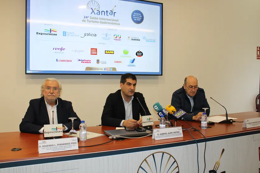 La 24ª edición de Xantar fue presentada esta mañana en Expourense en una rueda de prensa que contó con la participación del delegado territorial de la Xunta de Galicia en Ourense, Gabriel Alén; del diputado de Turismo y de Representación Institucional de la Diputación de Ourense y presidente del INORDE, Rosendo Fernández, y del director de Xantar, Rogelio Martínez.
