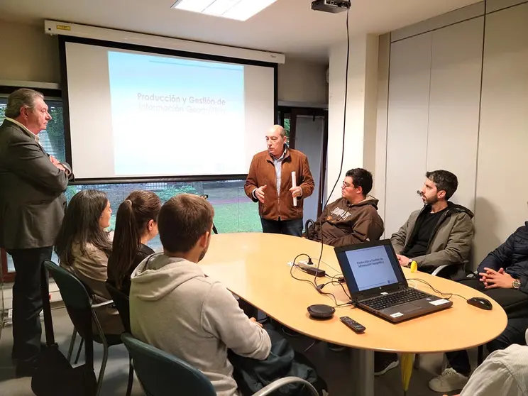 O director do Instituto de Estudos do Territorio mostroulle ao estudantado exemplos de traballos realizados con esta tecnolox&iacute;a.