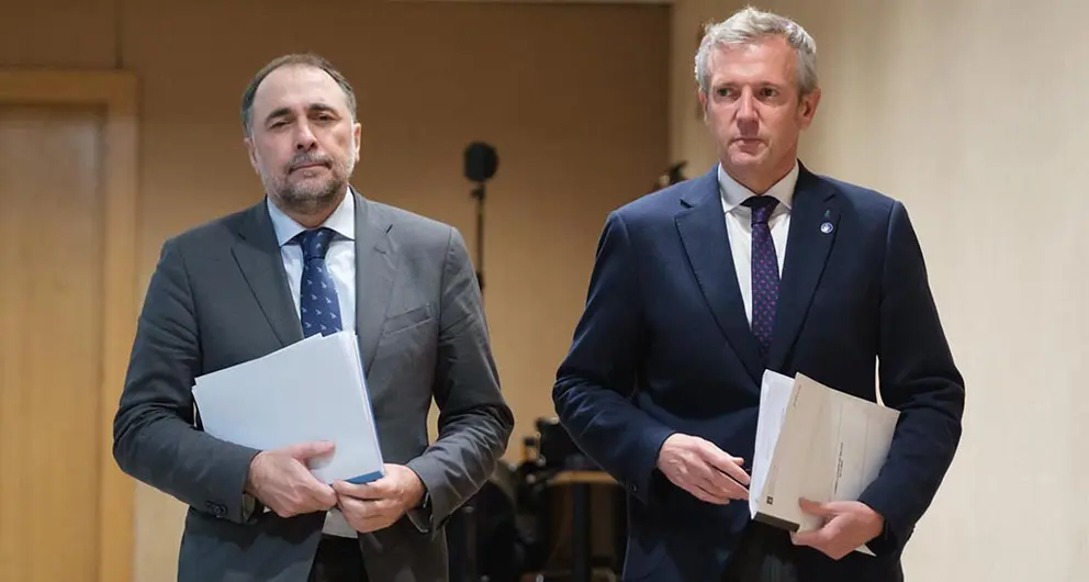 O titular do Goberno galego, Alfonso Rueda,  acompañado do conselleiro de Sanidade, Julio García Comesaña, resalta que o obxectivo é “concienciar a sociedade galega” e reducir “a tolerancia” ante o consumo de certos produtos.