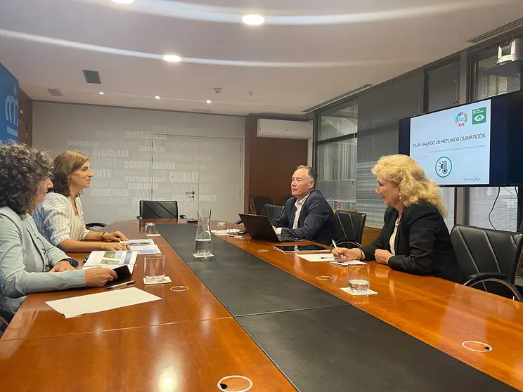 La vicepresidenta segunda y conselleira de Medio Ambiente, Territorio e Vivenda se reunió con el vicerrector de Planificación y Sostenibilidad y con la directora de la Oficina de Medio Ambiente.