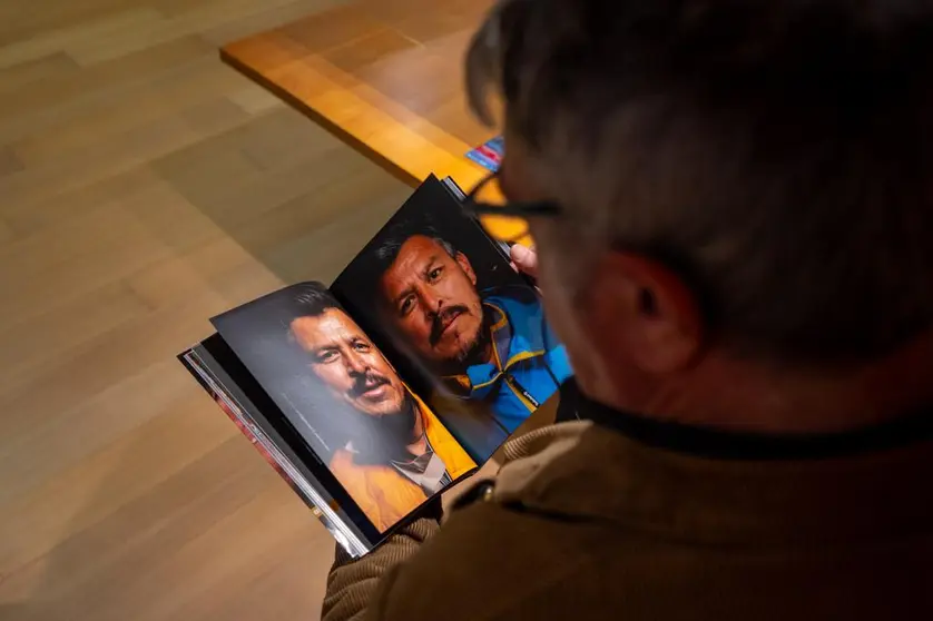 A intención do artista neste traballo é a de captar coa súa cámara as facianas dos peregrinos.