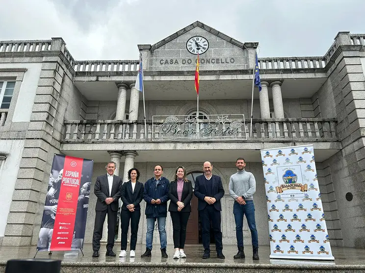 Autoridades deportivas e municipais na Casa do Concello de Salvaterra de Miño.