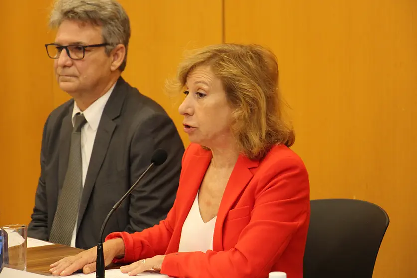 Eladio Dapena González, decano y profesor de la Facultad de Ingeniería y Tecnología Empresarial de la Universidad Intercontinental de la Empresa (UIE), acompañado de la presidenta de la APG, María Méndez.