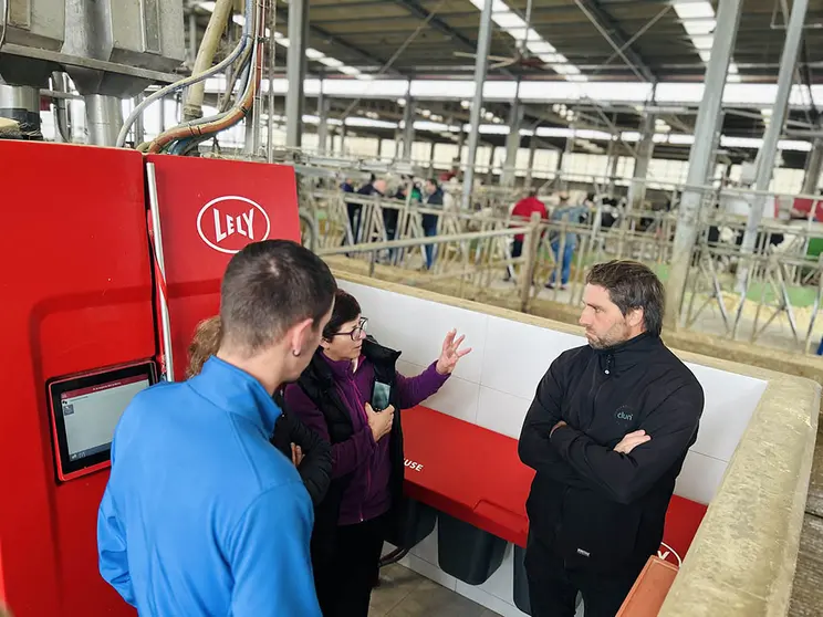 Gandeiros asesorandose sobre os robots de muxido.
