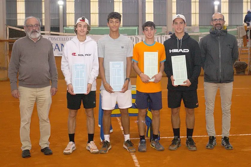 El presidente Paco Hernández(a la izq) con el cuadro de finales de dobles masculina.