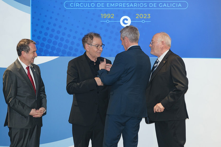 El presidente de la Xunta participó en el acto de entrega de la Medalla de Oro del Círculo de Empresarios de Galicia al diseñador Roberto Verino.