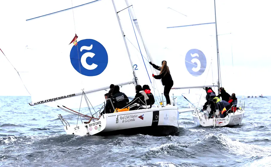 Las maniobras son rápidas y agresivas entre los diferentes equipos, al estilo match-race. PEDRO SEOANE.