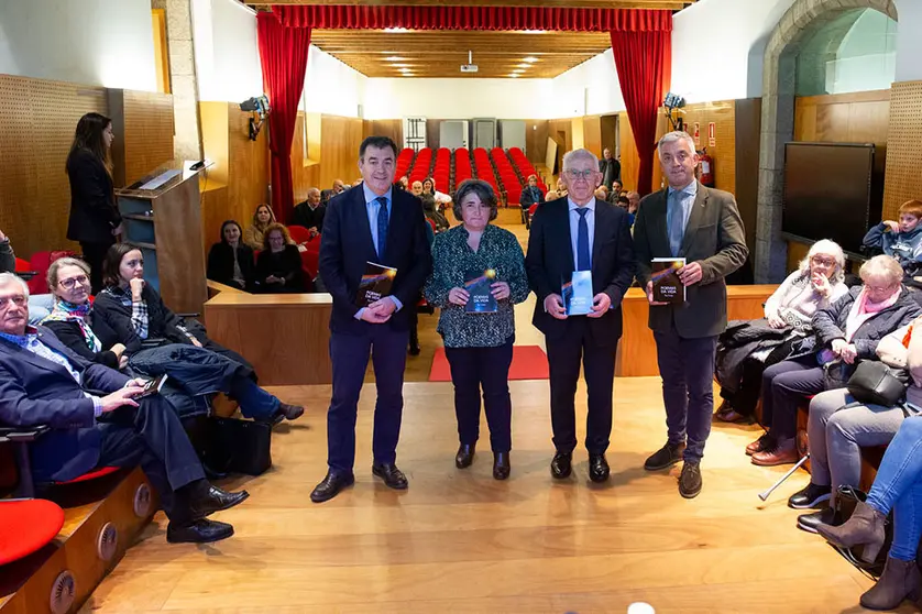 No acto tamén participaron, ademais do autor, Carme Varela, escritora e licenciada en Filoloxía Galega, quen escribiu a crítica sobre o libro, e Oliva Amorín, xornalista e nora de Pepe Montes.