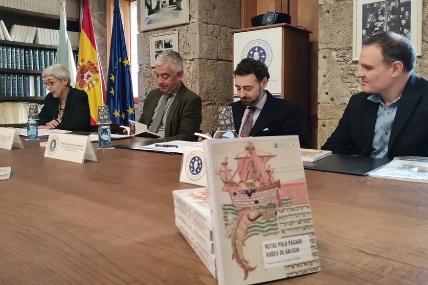 El acto de presentación ha contado con las intervenciones del director del IEGPS, Pablo S. Otero Piñeyro Maseda; de María Gloria de Antonio Rubio, autora de la obra y ayudante de investigación de I+D+i en el IEGPS; de Cesar Lorenzo, representante de la editorial; y del secretario xeral de Política Lingüística de la Xunta de Galicia, Valentín García Gómez.