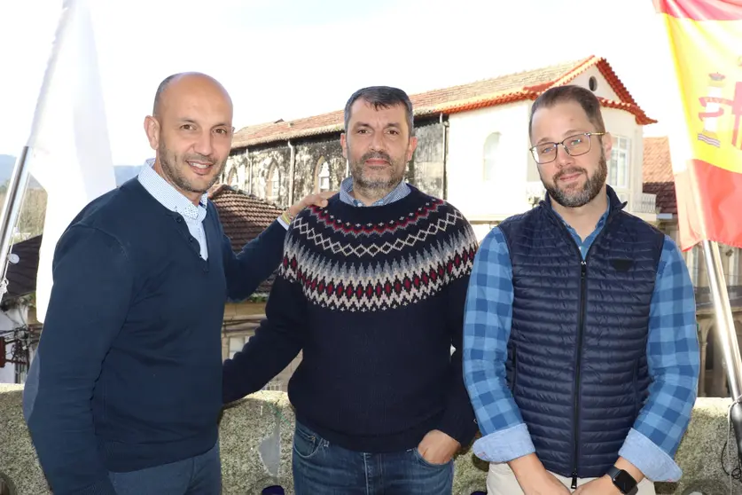 Alejandro Lorenzo e Iván Suárez co representante da empresa premiada.