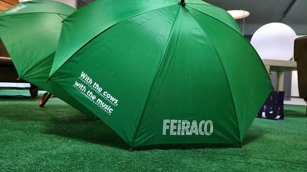 Repartirá 1.500 paraugas co lema “With the cows, with the music”.