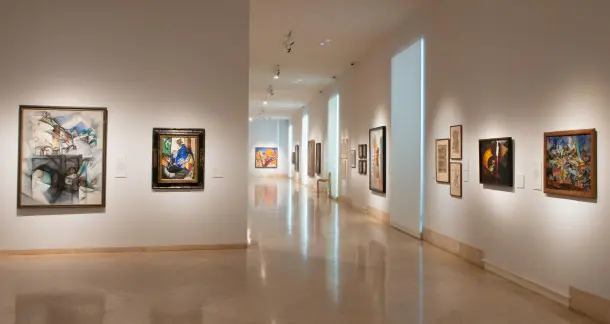 Abierta en el Museo Thyssen del 29 de noviembre de 2022 al 30 de abril del 2023, En el ojo del huracán ofrecía una completa visión del arte ucraniano de vanguardia en las primeras décadas del siglo XX, desvelando las diferentes tendencias artísticas, desde el arte figurativo hasta el futurismo o el constructivismo.
