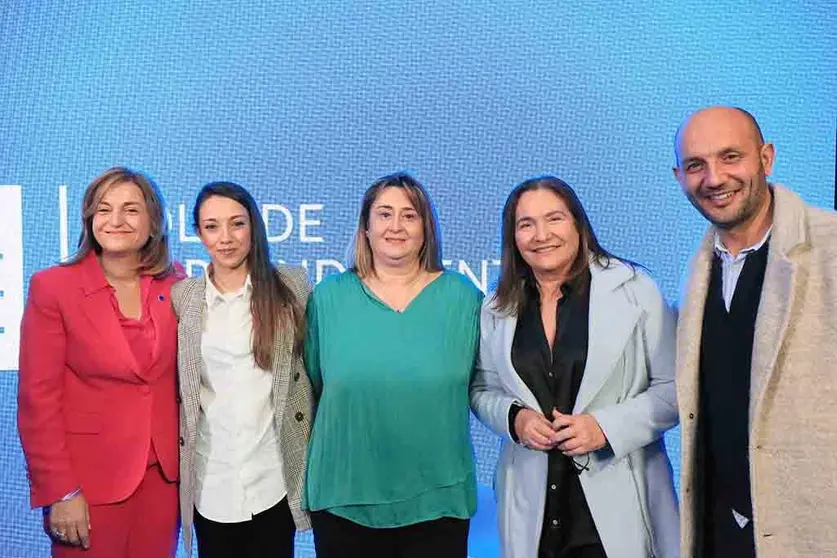 A Conselleira de Promoción do Emprego e Igualdade, Elena Rivo, acompañada pola delegada territorial da Xunta en Vigo, Ana Ortiz, e o alcalde do Porriño, Alejandro Lorenzo.
