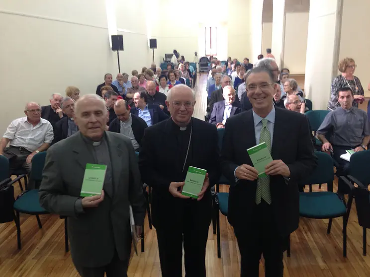 El Deán de la Catedral de Santiago de Compostela, Segundo Pérez), el Arzobispo de Santiago, Monseñor Julián Barrio y Francisco Peña.