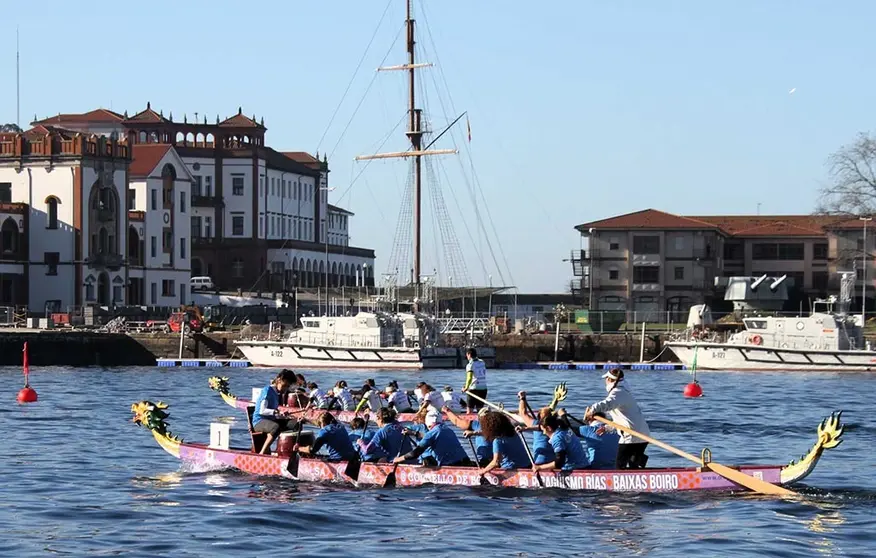 Los dragones con las instalaciones de la Escuela Naval Militar al fondo. PEDRO SEOANE.