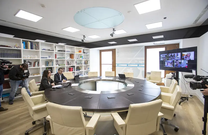 A conselleira de Economía, Industria e Innovación, María Jesús Lorenzana, mantivo hoxe unha xuntanza co comité de empresa de Alcoa.