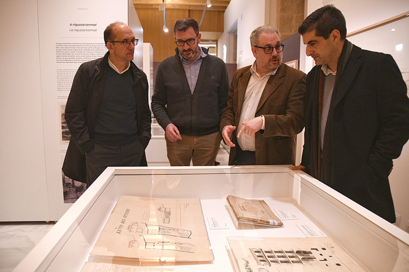 O director xeral de Cultura, Anxo M. Lorenzo, e o delegado territorial da Xunta en Ourense, Gabriel Alén, inauguran a exposición no Arquivo Histórico Provincial.