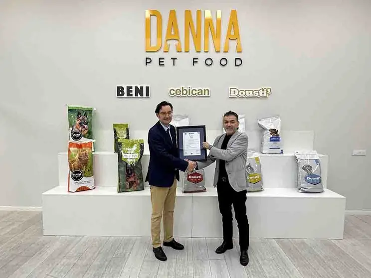 A la derecha, el CEO de Nugape, Carlos Pérez, recibe el certificado de la IFS Food de manos de José Enrique Rodríguez Coello, director de AENOR en Galicia.