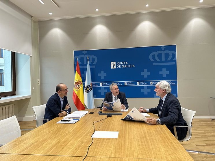 O secretario xeral técnico, Manuel Vila, e o director xeral de Cultura, Anxo M. Lorenzo, abordaron co director executivo da Comisión Fulbright España, Alberto López.