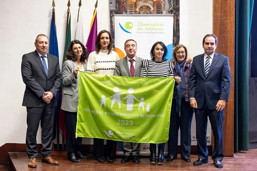 Entrega de bandeiras as autarquias familiarmente responsaveis, em Coimbra.