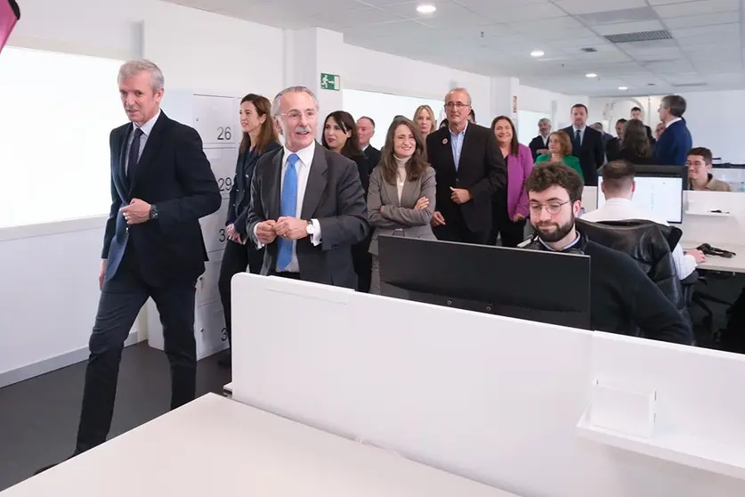 El presidente de la Xunta asistió a la inauguración de la nueva sede del Grupo Oesía en Nigrán.