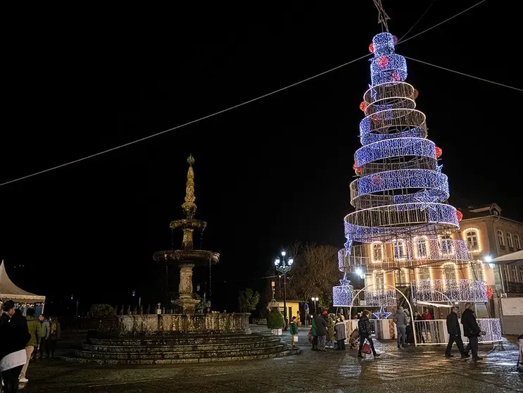 Ponte de Lima está nesta altura ainda mais mágica, iluminada, e onde o espírito natalício é celebrado em vários locais do centro histórico.