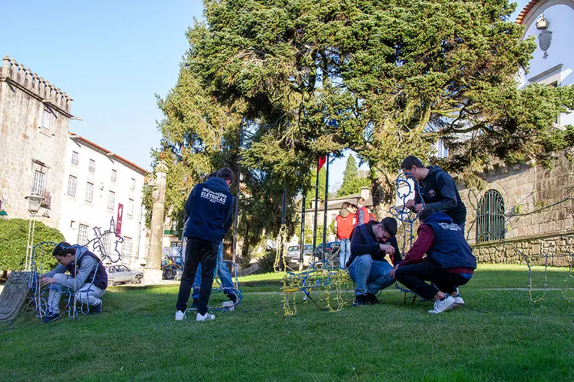 Este ano e pela primeira vez, instalaram um painel led numa das varandas do Paço do Marquês, que permite passar mensagens de natal aos limianos e a todos os visitantes.