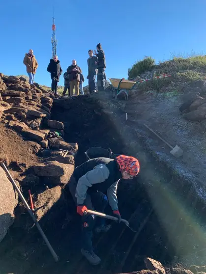 El yacimiento arqueológico de Castro de San Vicenzo se localizan en una amplia colina en la margen derecha del río Avia, en la parroquia de los Santos Xusto y Pastor de Avión en terrenos pertenecientes a la CMVMC de San Xusto-Avión