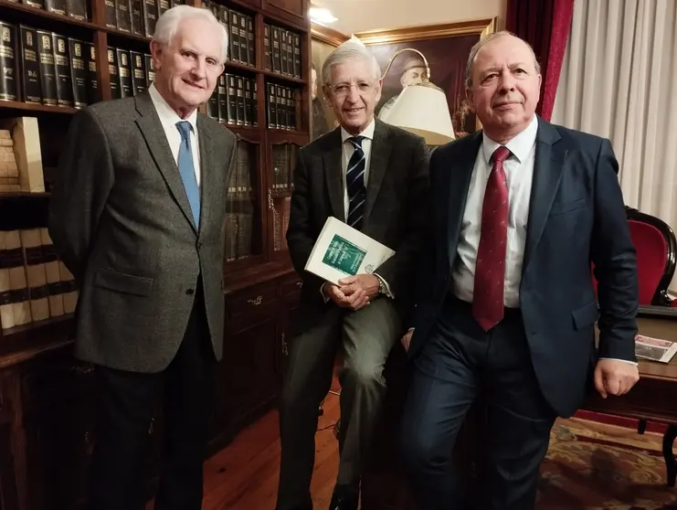 DIRECTIVA RSEAPS. De izquierda de derecha, Luis García Varela, Juan Salle Barreiro (directivos) y Francisco Loimil Garrido (presidente).