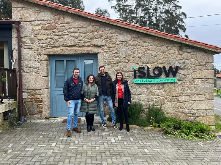 El secretario general de Apoyo al Empleo, Trabajo Autónomo y Economía Social, Pablo Fernández, acompañado de la directora general de Emprendimiento y Apoyo al Empleo, Margarita Ardao, visitó el proyecto de coliving' ‘iSlow Costa da Morte.