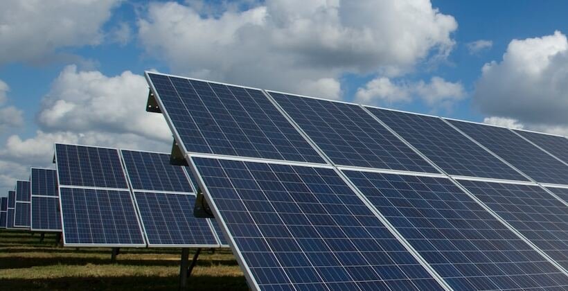 los paneles solares tienen una vida útil y que el proceso de reciclaje plantea ciertos desafíos y ventajas.